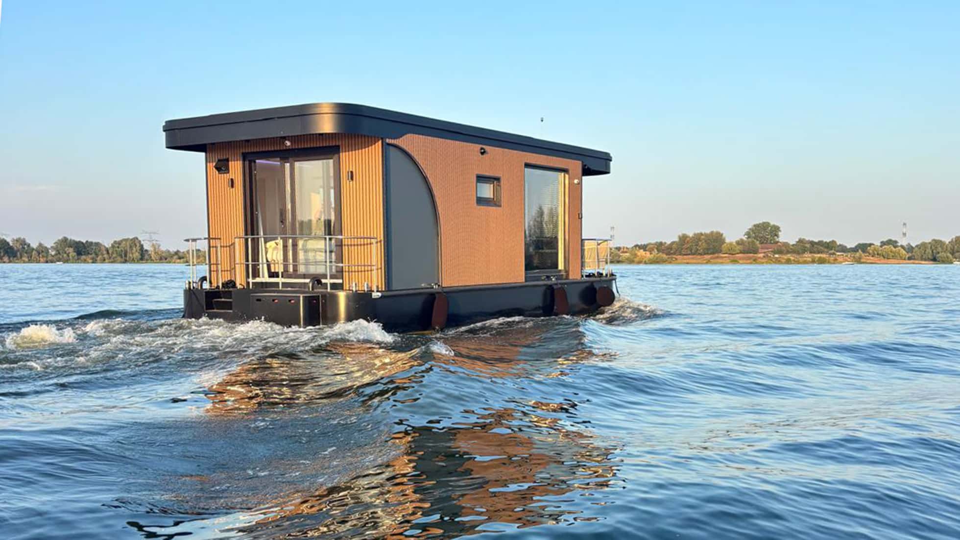 MO1050 MOhouseyacht auf dem Wasser bei Sonnenuntergang