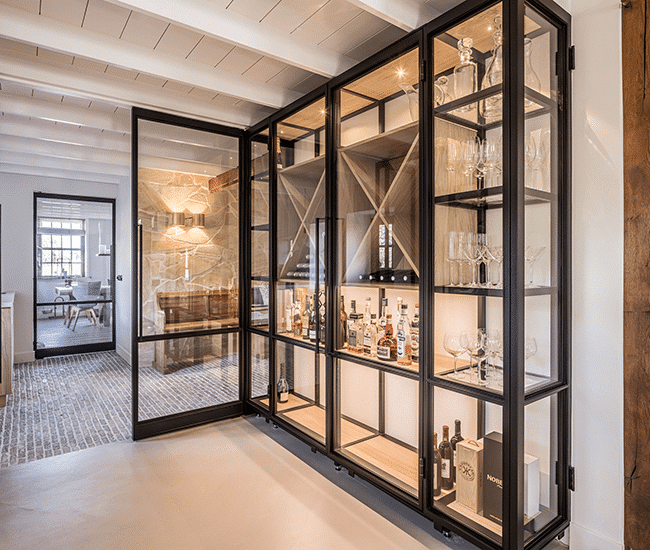 Individuell angefertigter Glasschrank