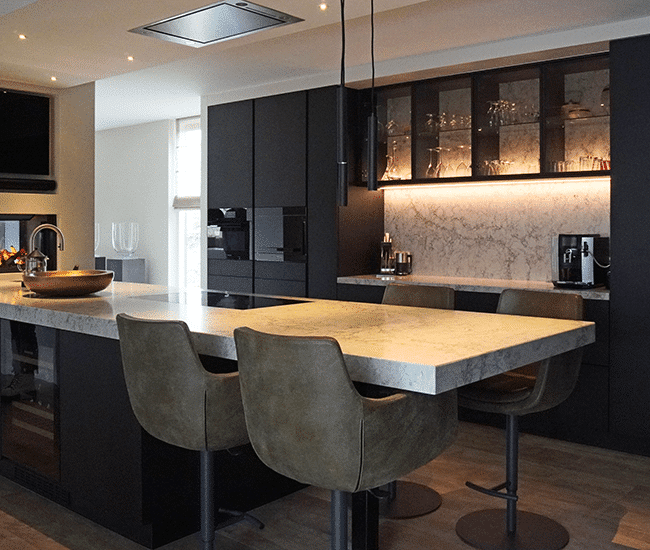 Küche mit Kücheninsel mit individuellem Designentwurf